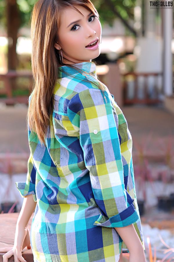 Kathy Cheow "Camicia a quadri" [The Black Alley]