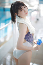 [Cosplay Photo] Zhou Ji is een schattig konijntje - aan het zwemmen