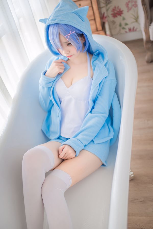Sister Ono dengan "Rem Blue Elf"