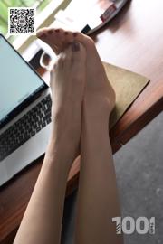 Lucy "Lace Secret 2" [Duizend-en-een-nacht IESS] Zijdezachte voeten en mooie benen