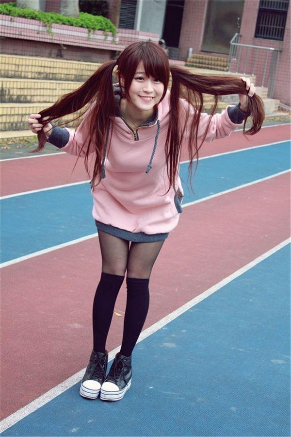 [Taiwan Zhengmei] Qiu Yuxuan (Yuxuan) + Bai Bai "Campus Selling Cute Outdoor Shooting"